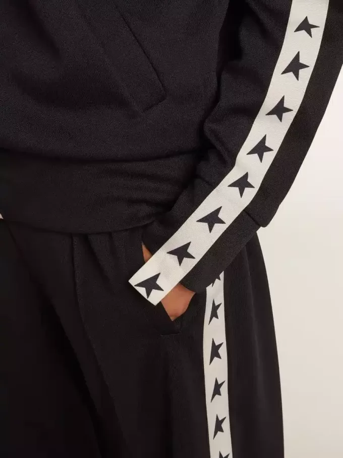 Mörkblå sweatshirt med dragkedja, vit rand och kontrasterande stjärnor