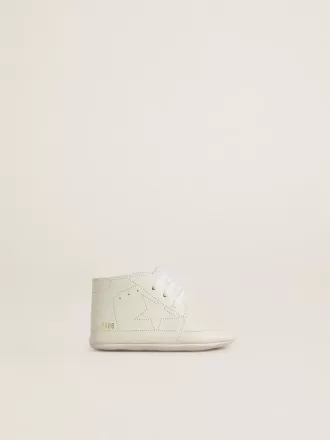 New Born sneakers i vitt läder med perforerad stjärna