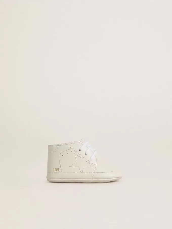 New Born sneakers i vitt läder med perforerad stjärna