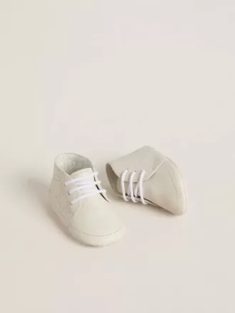 New Born sneakers i vitt läder med perforerad stjärna