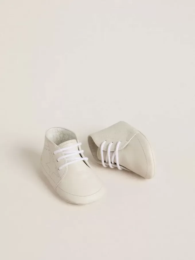 New Born sneakers i vitt läder med perforerad stjärna