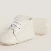 New Born sneakers i vitt läder med perforerad stjärna