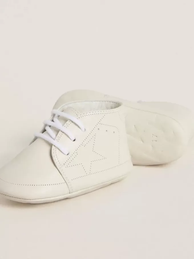 New Born sneakers i vitt läder med perforerad stjärna
