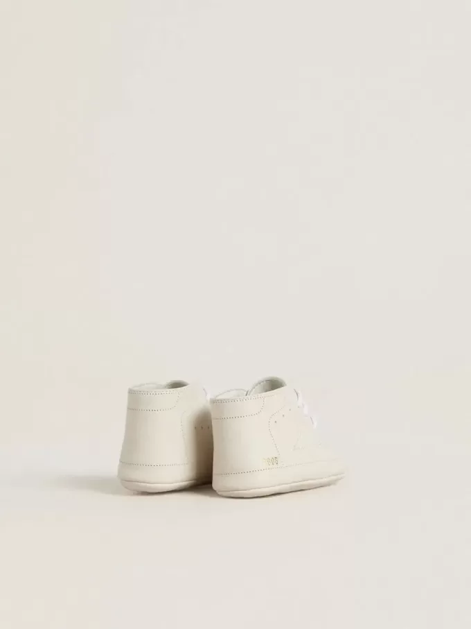 New Born sneakers i vitt läder med perforerad stjärna