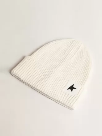 Off-white bomullsmössa med kontrasterande svart stjärna