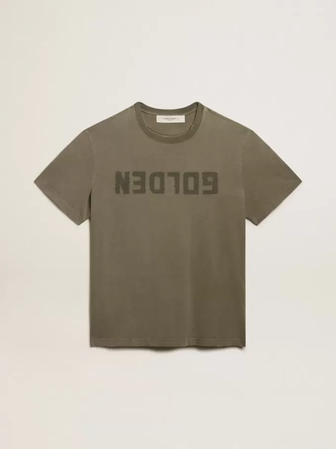 Olivgrön T-shirt i normal passform med guldfärgad text på framsidan Olivgrön T-shirt i normal passform med guldfärgad text på framsidan