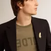 Olivgrön T-shirt för herr med guldfärgad text Olivgrön T-shirt för herr med guldfärgad text