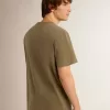 Olivgrön T-shirt för herr med guldfärgad text Olivgrön T-shirt för herr med guldfärgad text