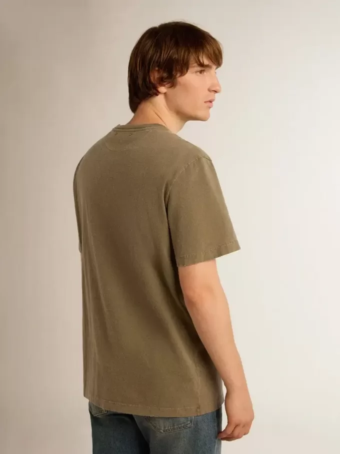 Olivgrön T-shirt för herr med guldfärgad text Olivgrön T-shirt för herr med guldfärgad text