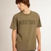 Olivgrön T-shirt för herr med guldfärgad text Olivgrön T-shirt för herr med guldfärgad text
