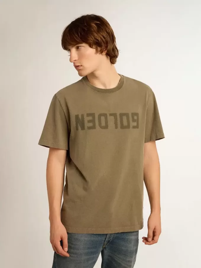 Olivgrön T-shirt för herr med guldfärgad text Olivgrön T-shirt för herr med guldfärgad text