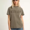 Olivgrön T-shirt i normal passform med guldfärgad text på framsidan Olivgrön T-shirt i normal passform med guldfärgad text på framsidan