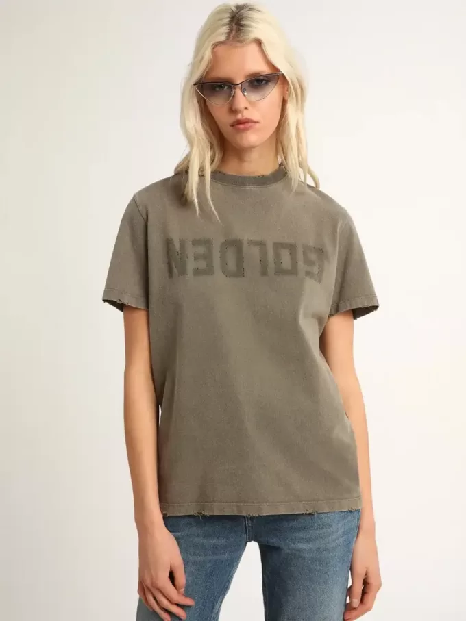 Olivgrön T-shirt i normal passform med guldfärgad text på framsidan Olivgrön T-shirt i normal passform med guldfärgad text på framsidan