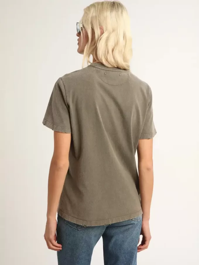 Olivgrön T-shirt i normal passform med guldfärgad text på framsidan Olivgrön T-shirt i normal passform med guldfärgad text på framsidan