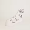 Optiskt vita strumpor med svart text Optiskt vita strumpor med svart text