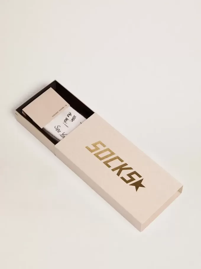Optiskt vita strumpor med svart text Optiskt vita strumpor med svart text