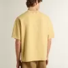 Oversized gul bomullst-shirt för herr med blå tryck