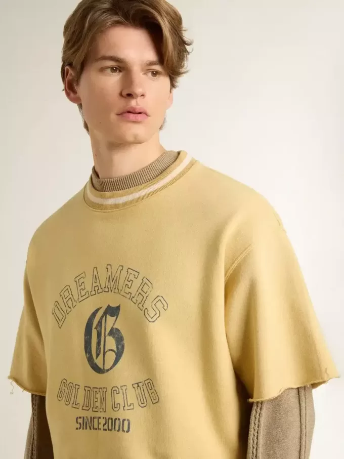 Oversized gul bomullst-shirt för herr med blå tryck