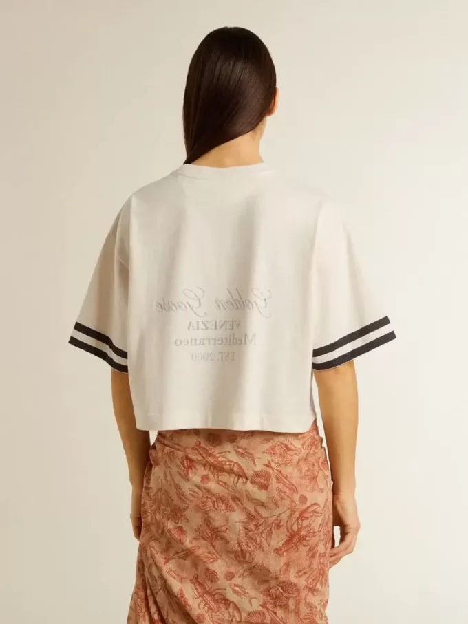 Oversized kort T-shirt för dam i vit jersey med broderi och tryck ”Venezia Mediterraneo”