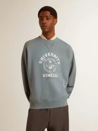 Oversized sweatshirt i babyblått med slitna detaljer