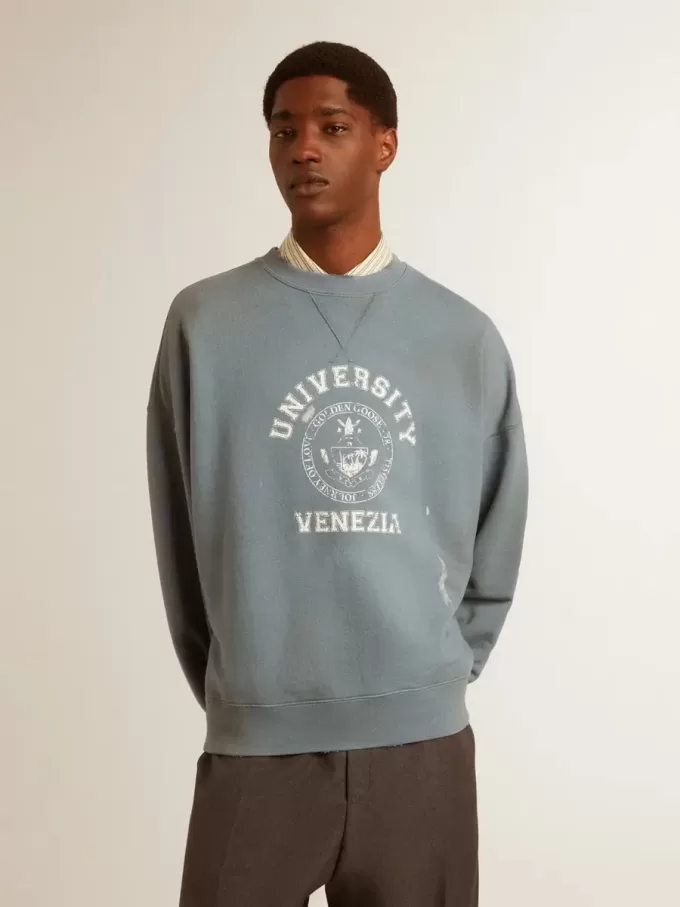 Oversized sweatshirt i babyblått med slitna detaljer