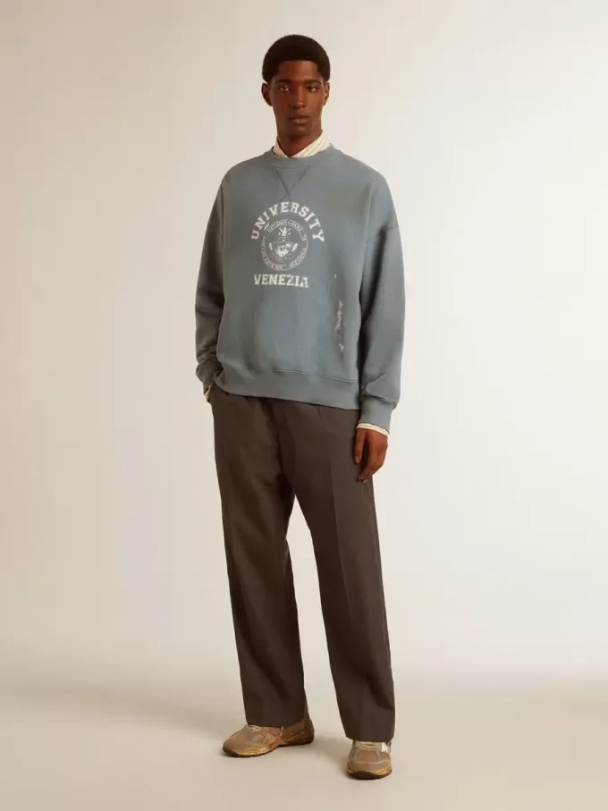 Oversized sweatshirt i babyblått med slitna detaljer