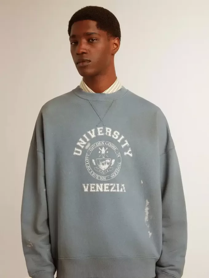 Oversized sweatshirt i babyblått med slitna detaljer