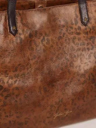 Pasadena-väska i hamrat läder med leopardmönster och kontrasterande svarta handtag
