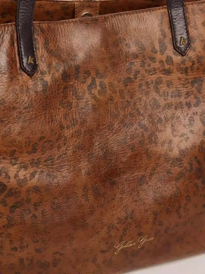 Pasadena-väska i hamrat läder med leopardmönster och kontrasterande svarta handtag