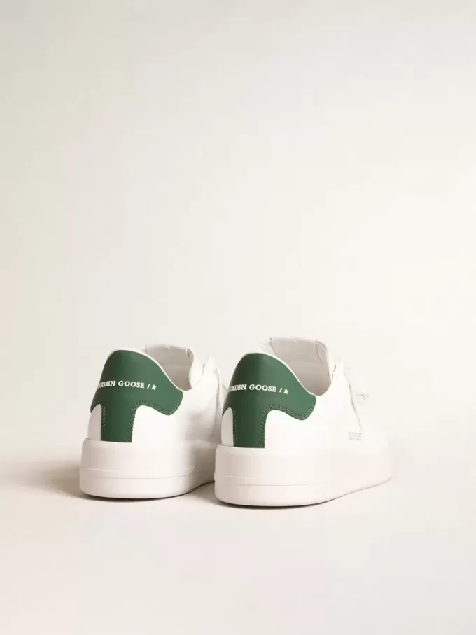 Purestar med vit biobaserad stjärna och mattgrön läderflik på hälen Purestar med vit biobaserad stjärna och mattgrön läderflik på hälen