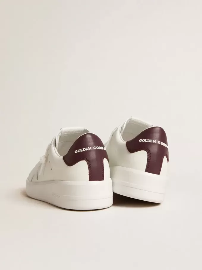 Purestar med vit läderstjärna och läderflik i plommonfärg på hälen