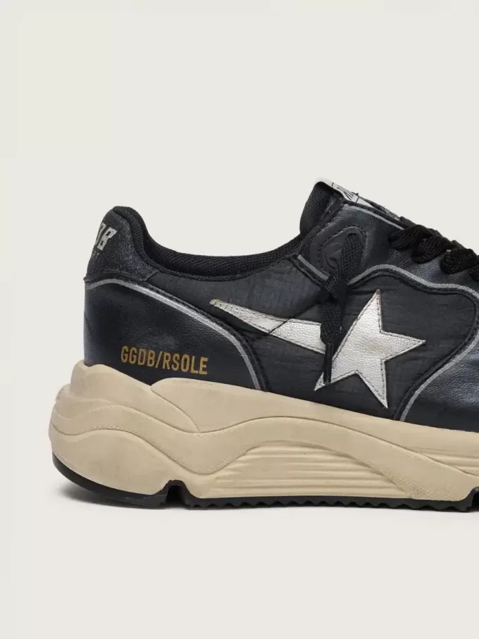 Running Sole för damer i svart nappaläder och nylon med en silverfärgad läderstjärna