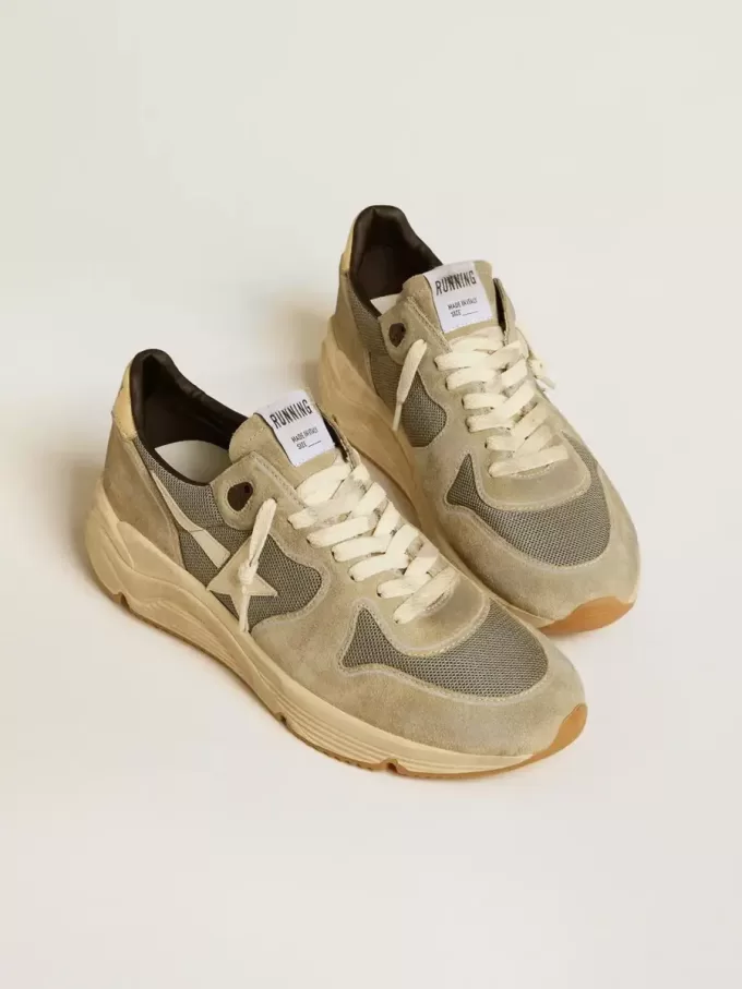 Running Sole i grå mocka med vit stjärna och vit hälflik Running Sole i grå mocka med vit stjärna och vit hälflik