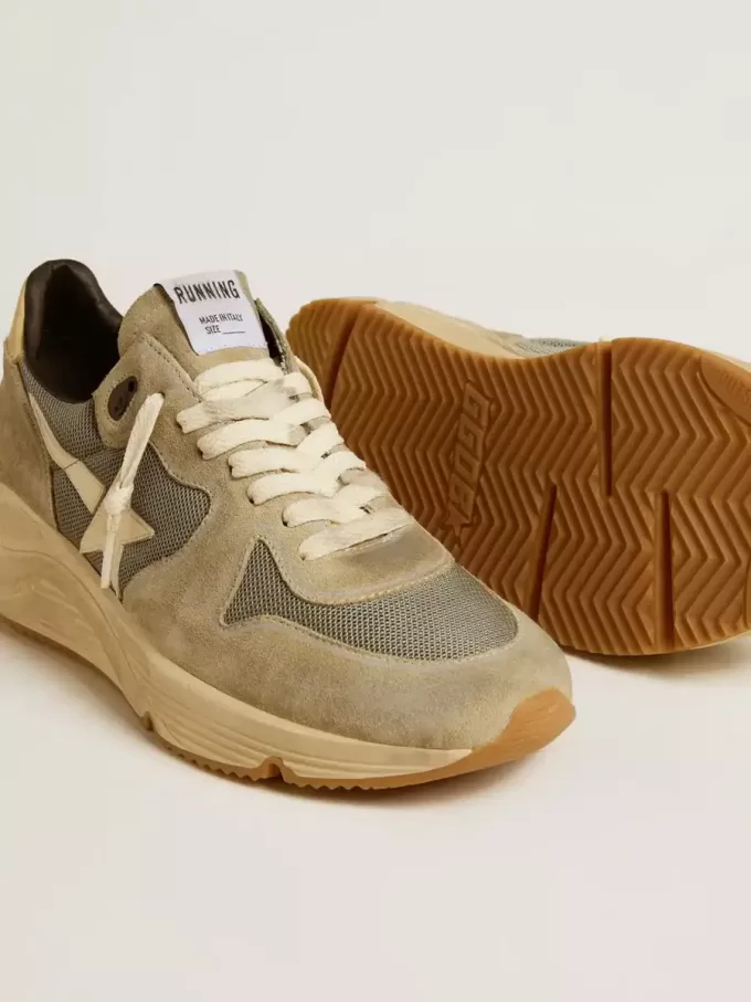 Running Sole i grå mocka med vit stjärna och vit hälflik Running Sole i grå mocka med vit stjärna och vit hälflik
