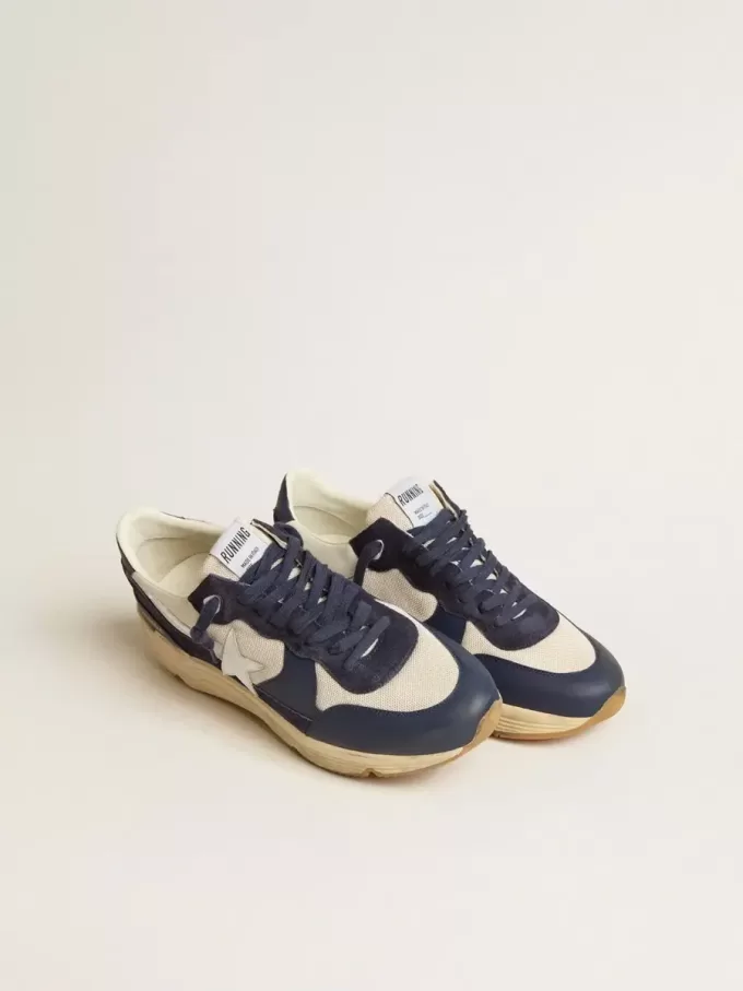 Running Sole i krämfärgat mesh och blått läder med en vit läderstjärna