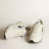 Running Sole i vitt läder och mesh med blå laminatläderstjärna