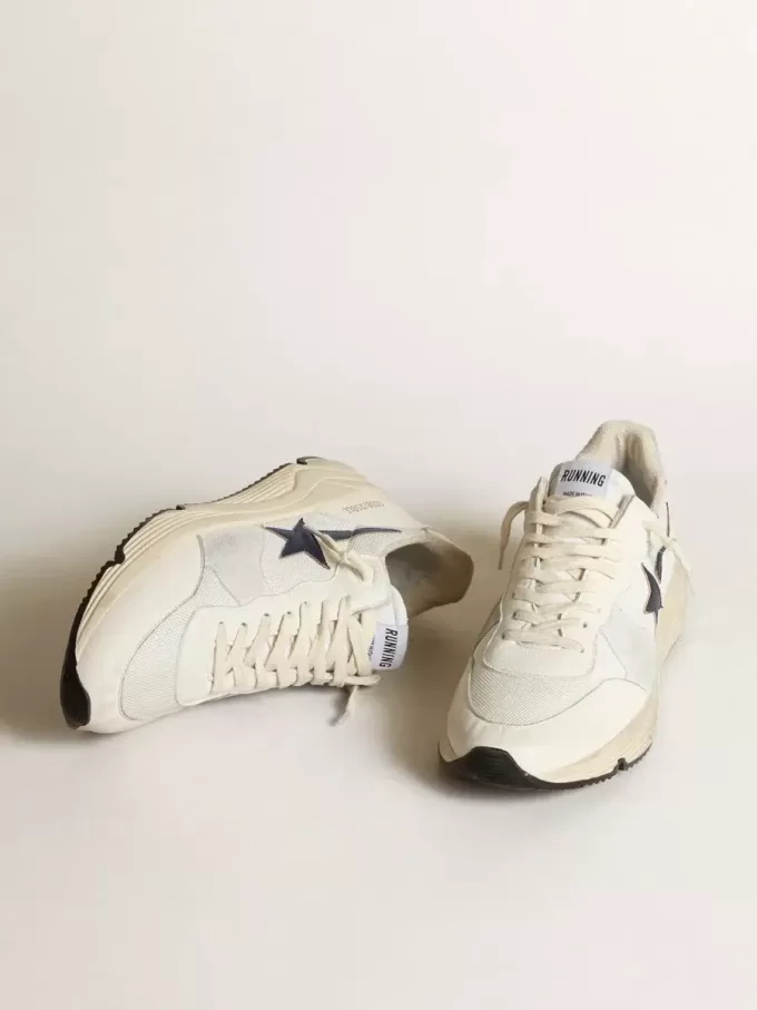Running Sole i vitt läder och mesh med blå laminatläderstjärna