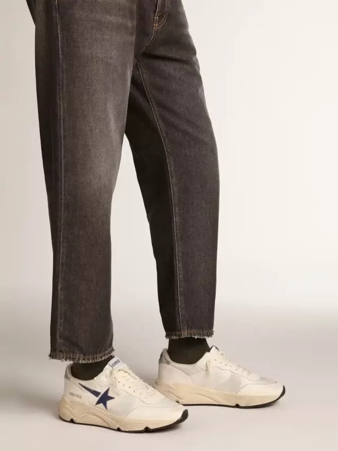 Running Sole i vitt läder och mesh med blå laminatläderstjärna