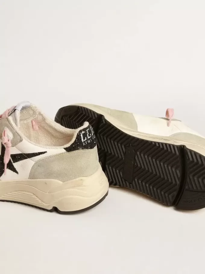 Running Sole med grå mockainsatser och svart glitterstjärna