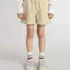 Sandfärgade shorts för flickor med broderad logotyp Sandfärgade shorts för flickor med broderad logotyp