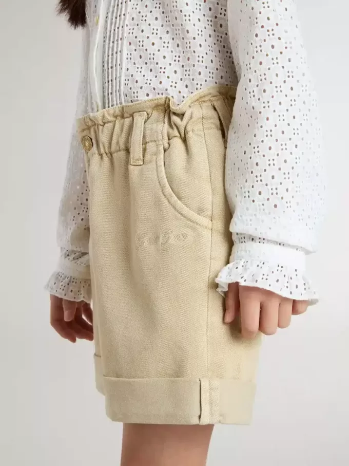 Sandfärgade shorts för flickor med broderad logotyp Sandfärgade shorts för flickor med broderad logotyp