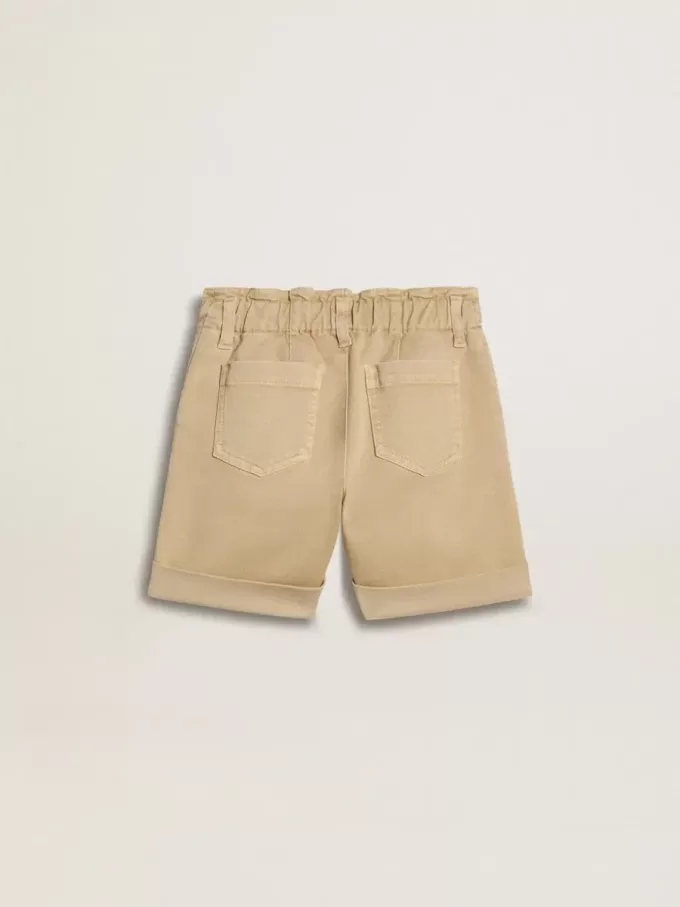 Sandfärgade shorts för flickor med broderad logotyp Sandfärgade shorts för flickor med broderad logotyp