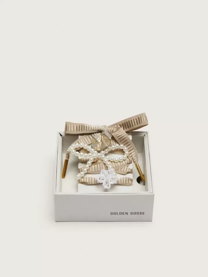 Skin ”Sparkling” beige broderade snören med applikationer av pärlor och guldberlocker