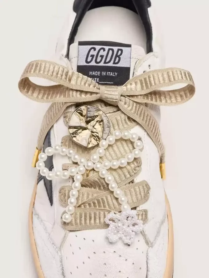 Skin ”Sparkling” beige broderade snören med applikationer av pärlor och guldberlocker