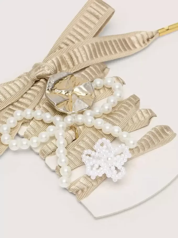 Skin ”Sparkling” beige broderade snören med applikationer av pärlor och guldberlocker