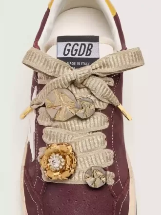 Skin ”Vintage” beige broderade skosnören med applikationer