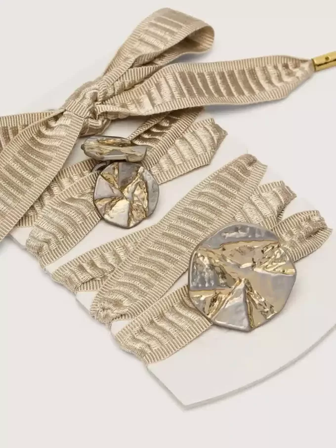 Skin ”Vintage” beige broderade skosnören med applikationer Skin ”Vintage” beige broderade skosnören med applikationer