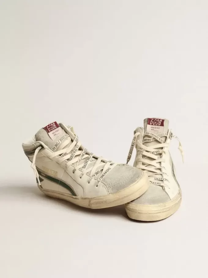 Slide i beige nappa med grön laminerad läderstjärna och blixt Slide i beige nappa med grön laminerad läderstjärna och blixt