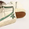 Slide i beige nappa med grön laminerad läderstjärna och blixt Slide i beige nappa med grön laminerad läderstjärna och blixt