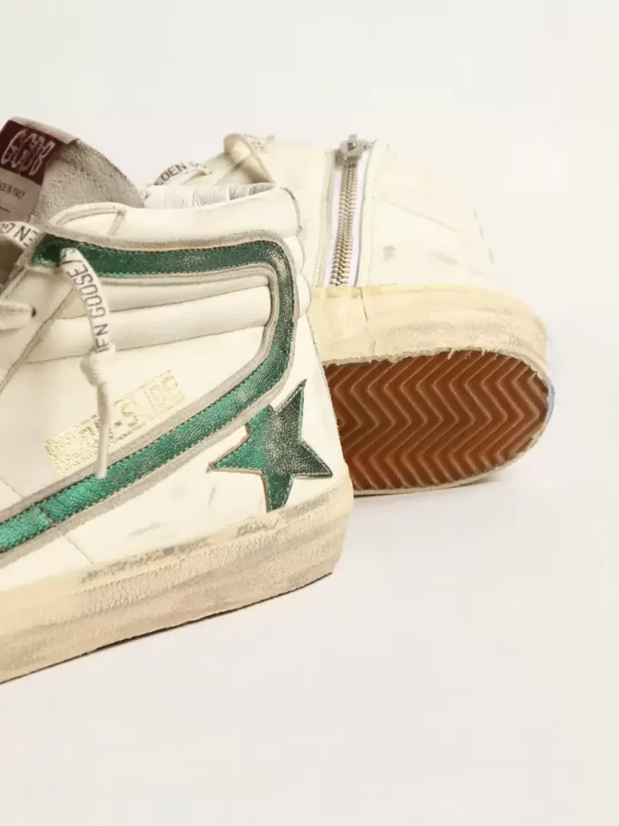 Slide i beige nappa med grön laminerad läderstjärna och blixt Slide i beige nappa med grön laminerad läderstjärna och blixt